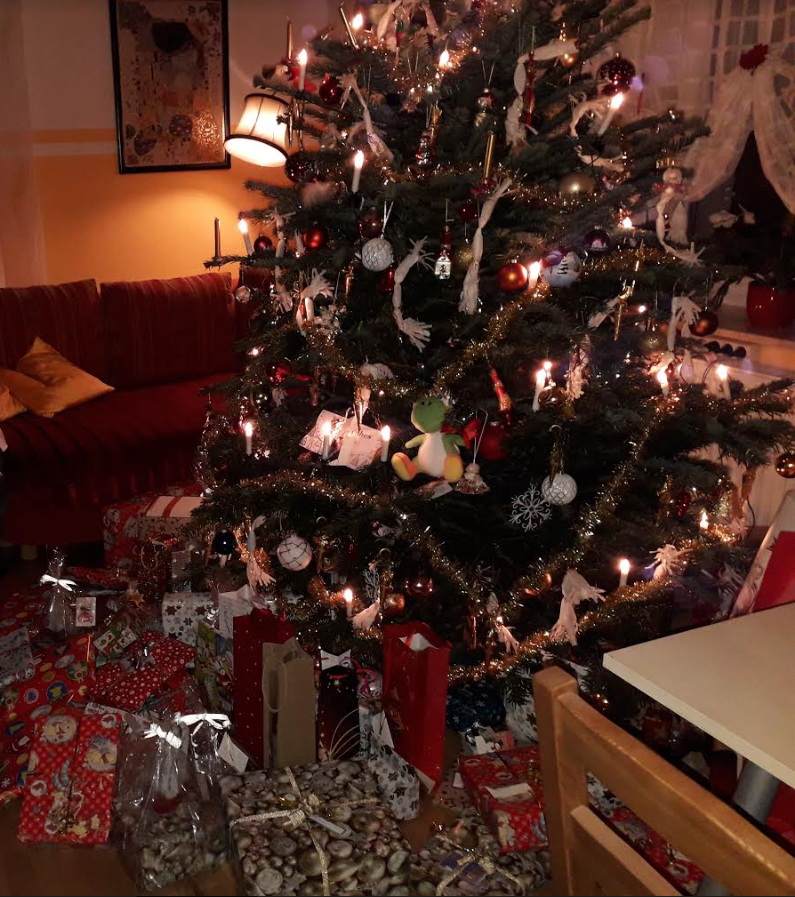 Christmas_gifts_under_christmas_tree