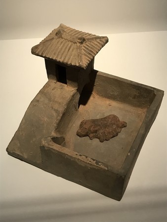 f:id:EoH-GS:20190914203856j:plain 三国志展で展示されてた厠圏(豚トイレ)