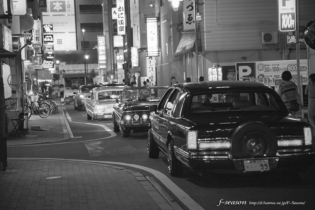 岡山市北区本町の風景 - The old car which passes