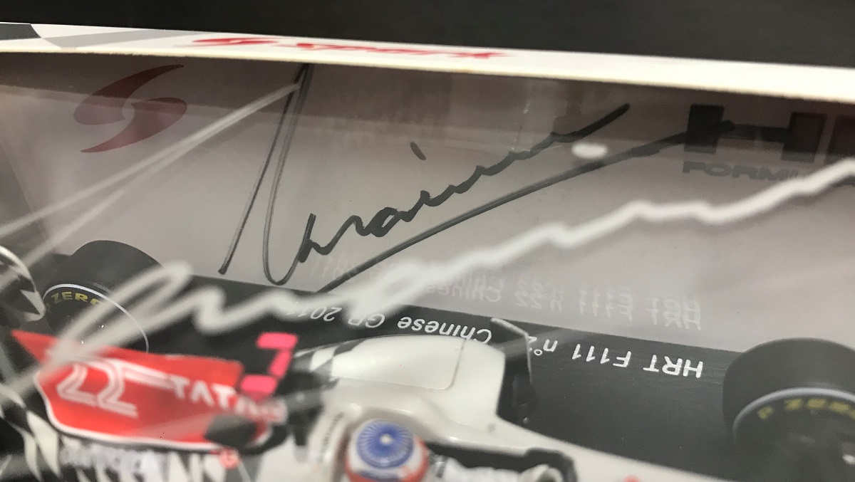 （1点物）F1 HRT F111 ナレインカーティケヤン直筆サイン入り 1:43 サイングッズ購入検討の参考に 直筆サイン カーティケヤン編 - F1観戦