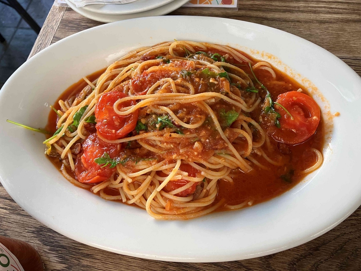 カンパリトマトとルッコラのトマトスパゲッティ