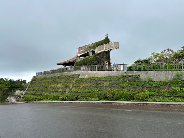 エメラルドの海を見る展望台