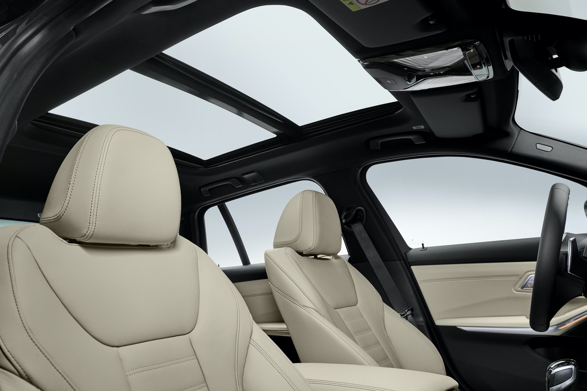 BMW 320d Touring M Sportの電動パノラマ・ガラス・サンルーフ