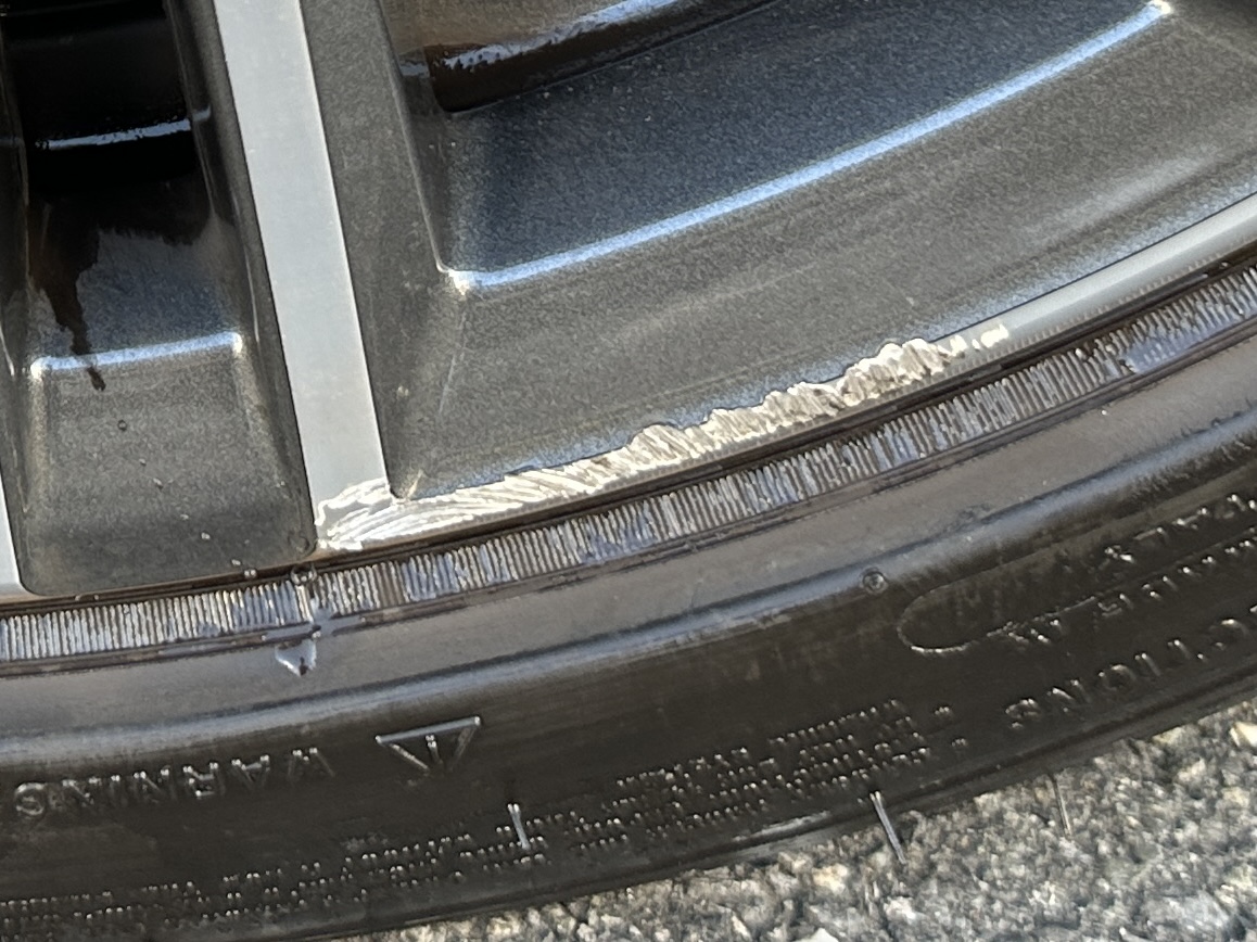 愛車 BMW 320d Touring M Sport / ホイール損傷
