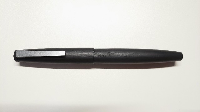 スタイリッシュでモダンな見た目のLAMY2000（EF）をレビュー