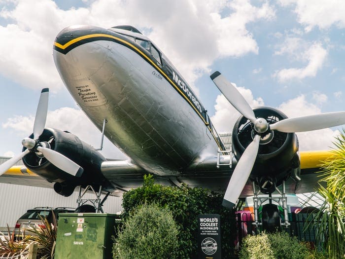 機内食はマック！？ 世界で最もクールな飛行機のマクドナルド - New's