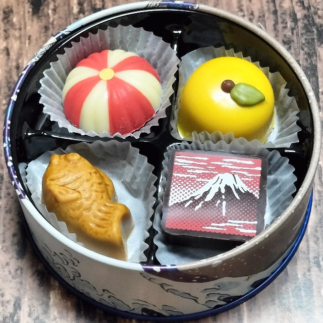 バレンタイン特集！】北斎の代表作が手のひらサイズのチョコレート缶に