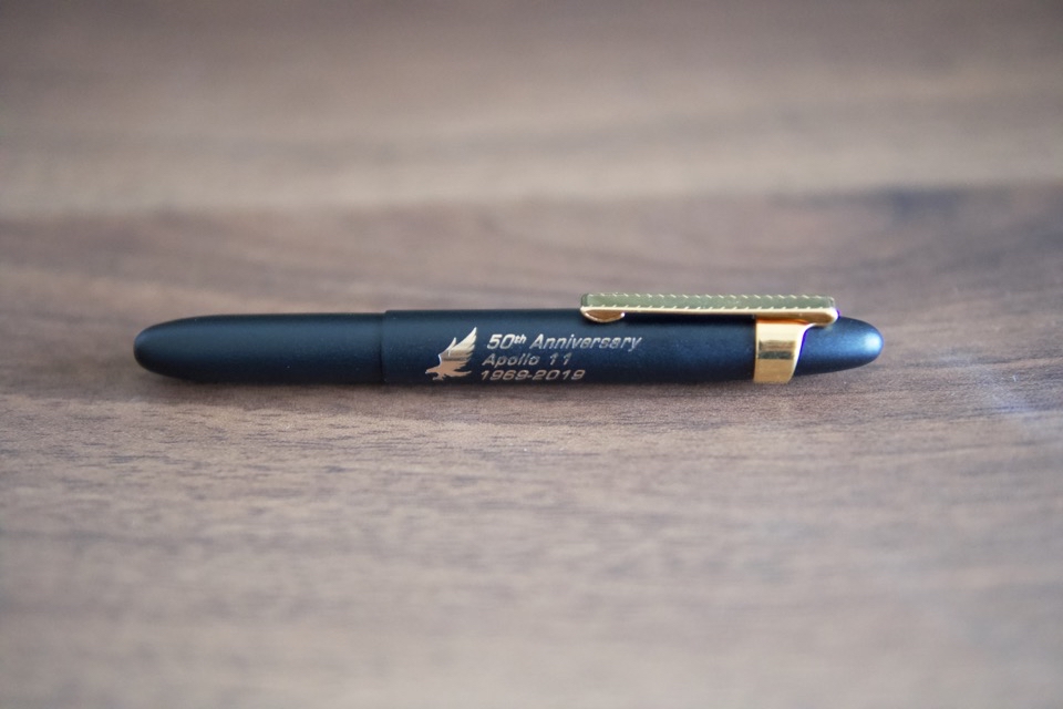 宇宙でも使えるボールペン！FISHER 「SPACE PEN アポロ11号50