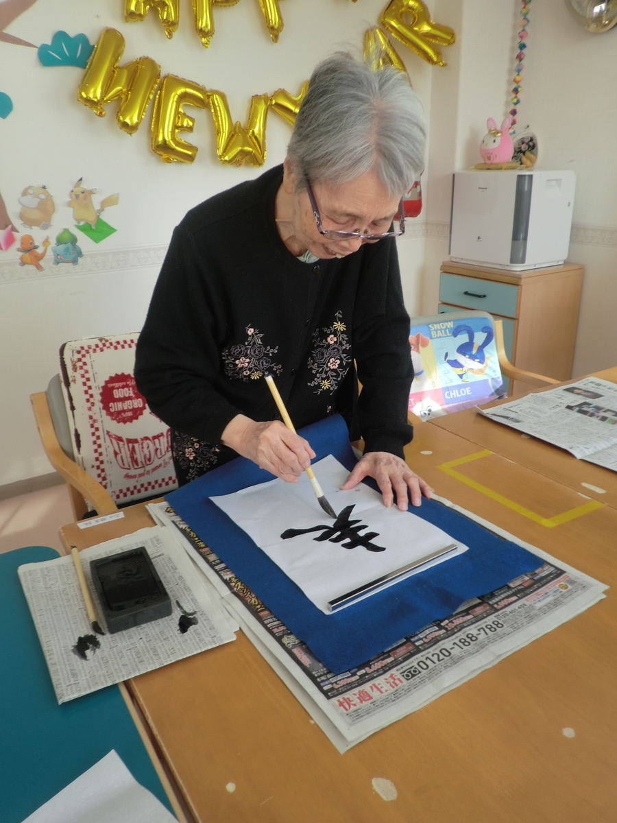 Naoe - 新年明けまして おめでとうございます。 2025年 平穏な世の中で ありますよう…🙏 今年もよろしく お願い致します。 |  Facebook, image size:900x1200