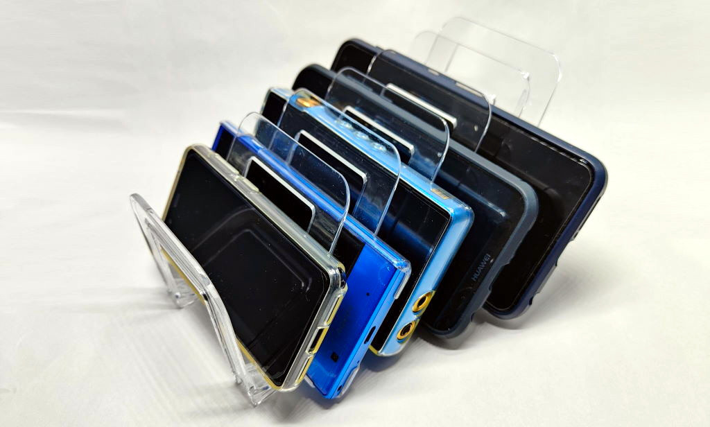 セリアのハンカチスタンドが複数スマホスタンドとして便利すぎる 格安ガジェットブログ