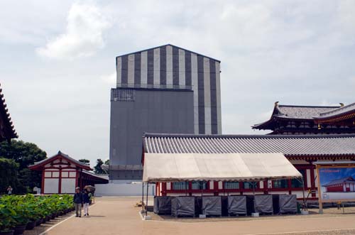 解体修理中の薬師寺東塔覆屋
