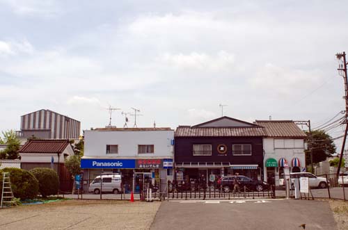 近鉄西ノ京駅付近と薬師寺東塔覆屋