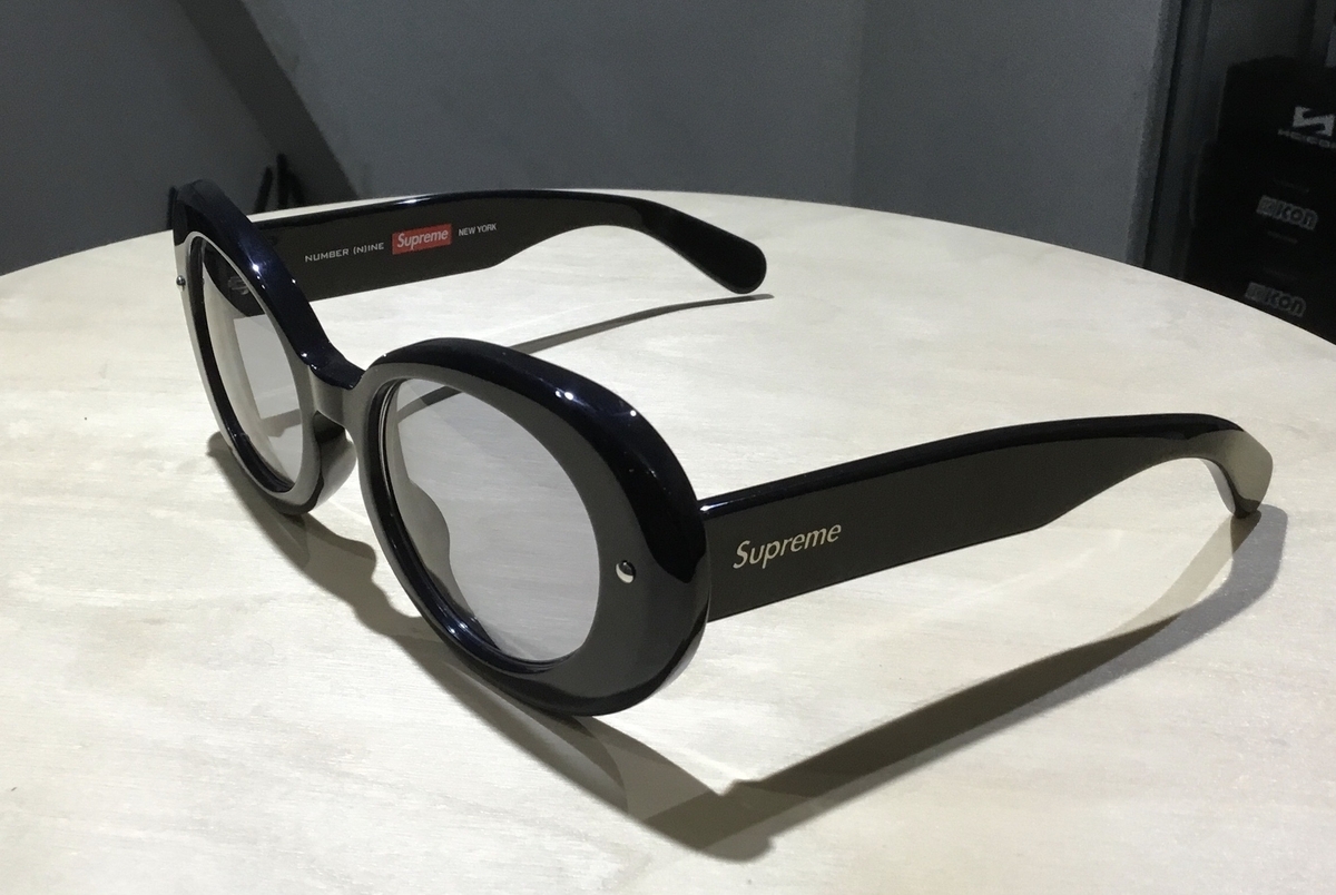 Supreme ブラック サングラス ケース付き (※)今だけ値下げ 2026年1月30日(金) 世界中で有名なスケーターブランド 「Supreme」アイ
