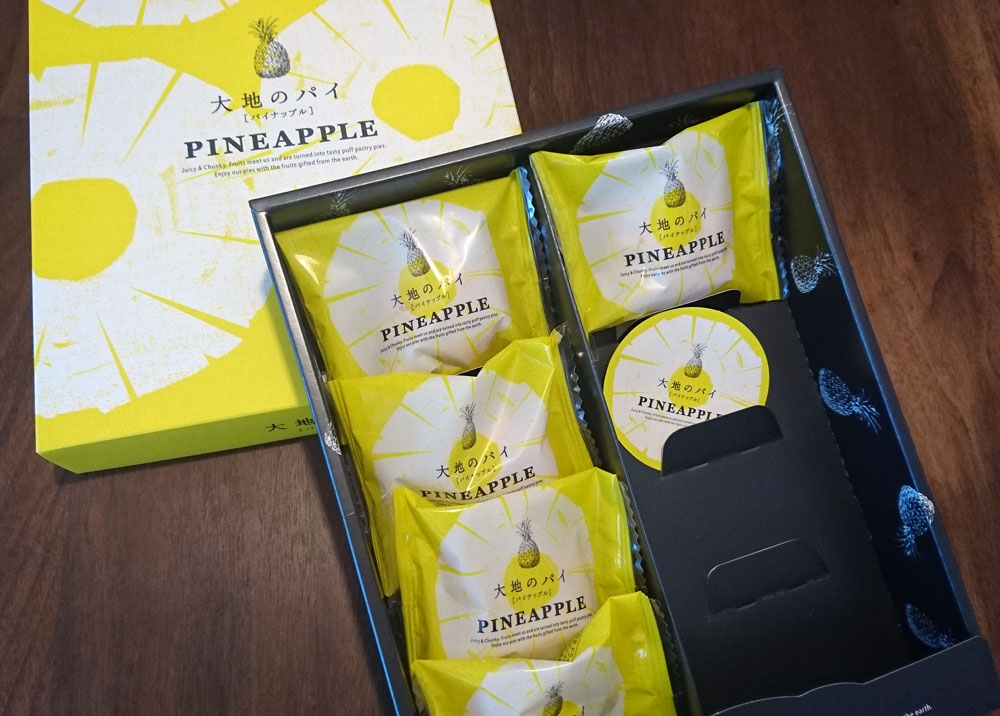 大地のパイ パイナップル 外箱を開いた様子