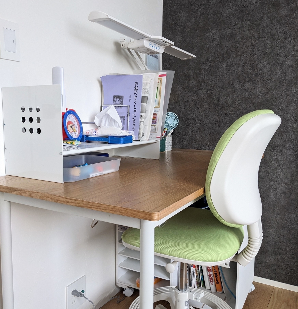 息子の机(母が片付けた後なので整ってます)