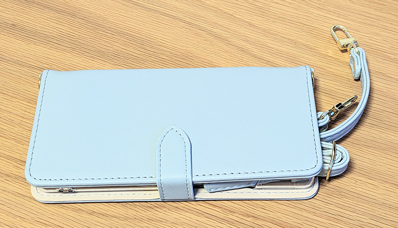 手帳型のスマホケース　ストラップ付