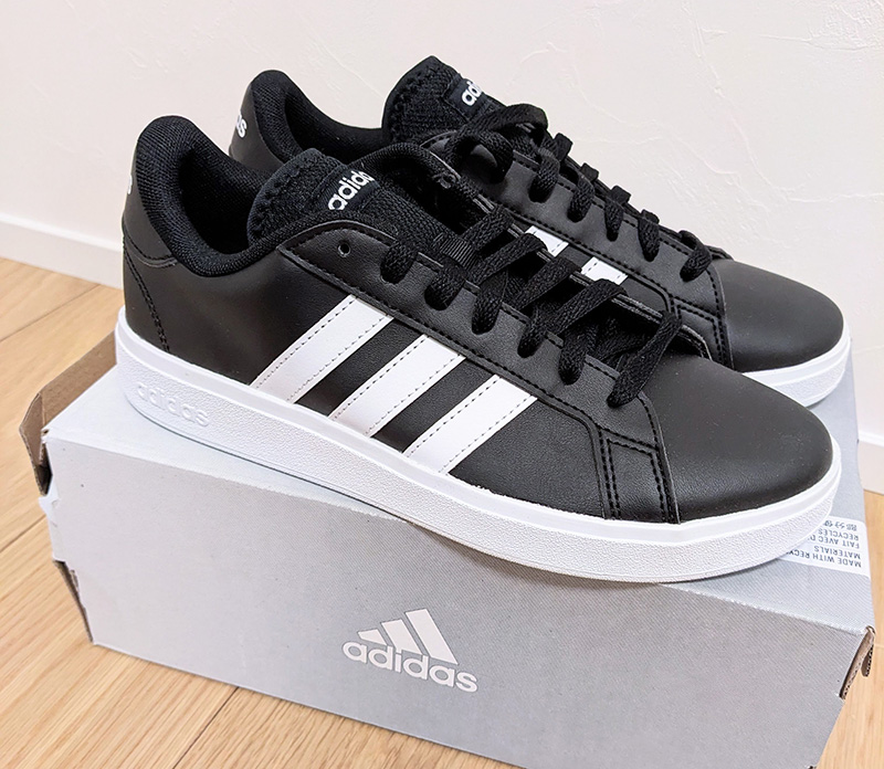 adidasの通学スニーカー