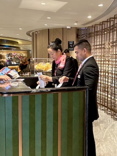 香港のプレミアムプレート二枚　　大幅値下げ PLAZA PREMIUM FIRST の上質すぎる食事とドリンクで大満足のラウンジ