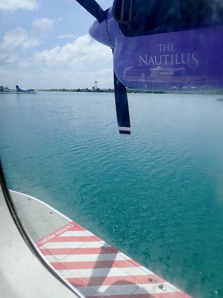 モルディブの海 ザ・ノーチラス・モルディブのプライベート水上飛行機からの眺め