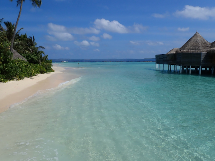 モルディブのビーチから歩いて水上ヴィラへ - 香港極妻日記