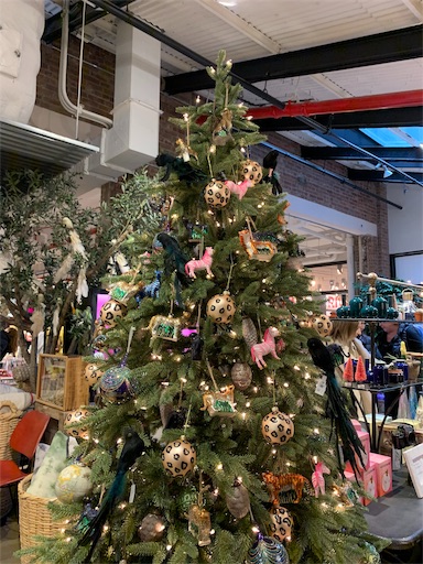 チェルシーマーケット店内のクリスマスツリー