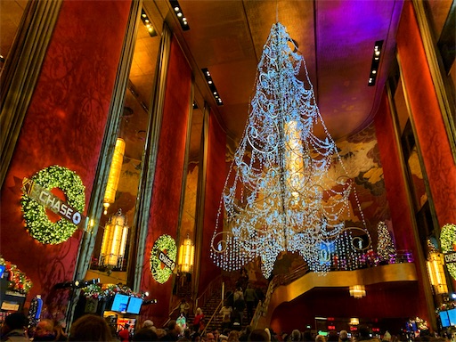 ラジオシティーの美しいクリスマスツリーシャンデリア