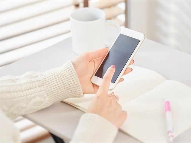 スマホでメッセージを送る手元