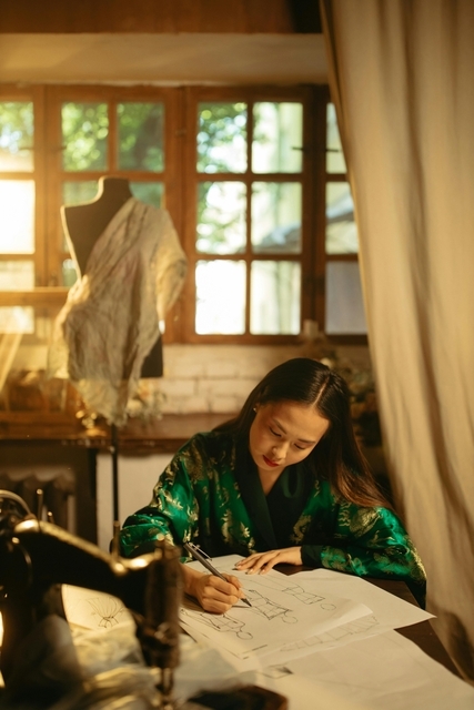 デザインがを書く女性