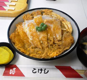 こけしのとんかつ丼 本とお酒とトラヴェルソ