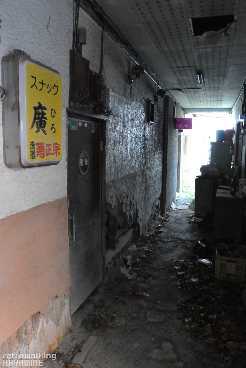 水彩画 昭和レトロ場末スナックの路地 【公式通販】