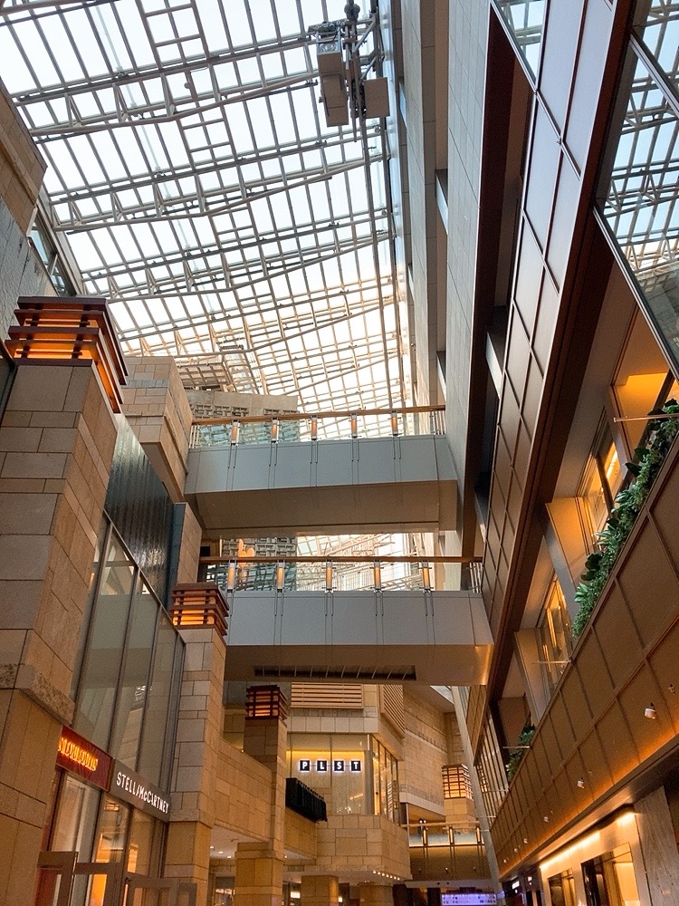 yoshinob ビアス　六本木ヒルズ限定デザイン yoshinob ビアス 六本木ヒルズ限定デザイン 六本木ヒルズの建築