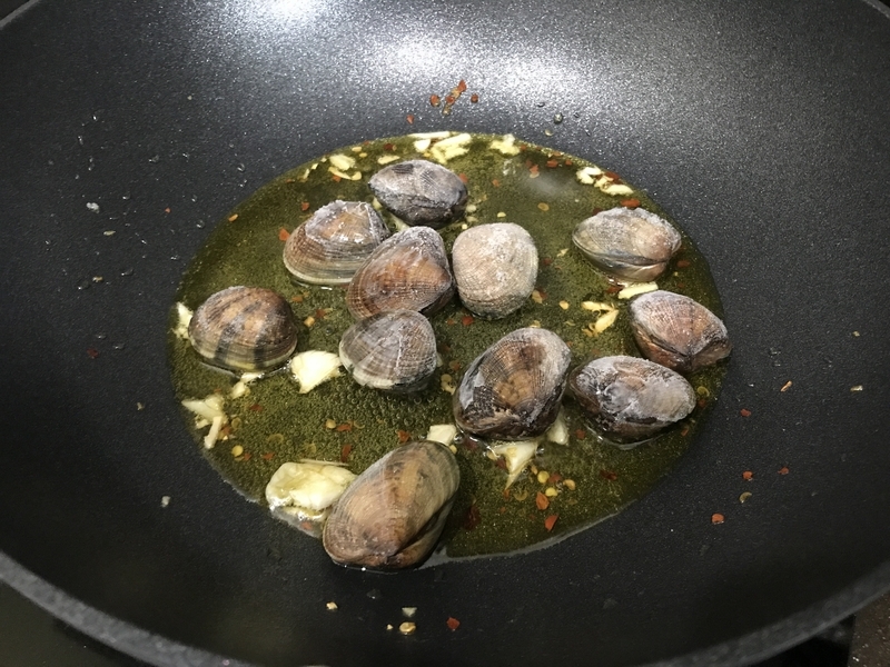 Waitrose で買ったあさり (Clam) でボンゴレ Hadama の 台所 in the UK