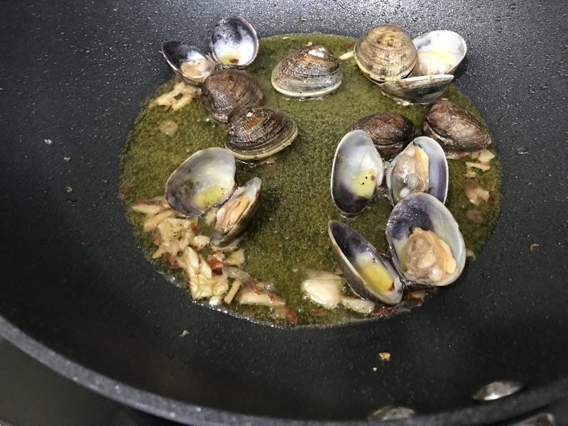 Waitrose で買ったあさり (Clam) でボンゴレ Hadama の 台所 in the UK