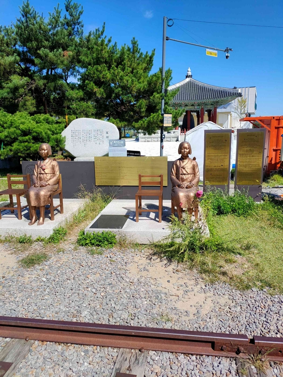 statue of peaceful girl