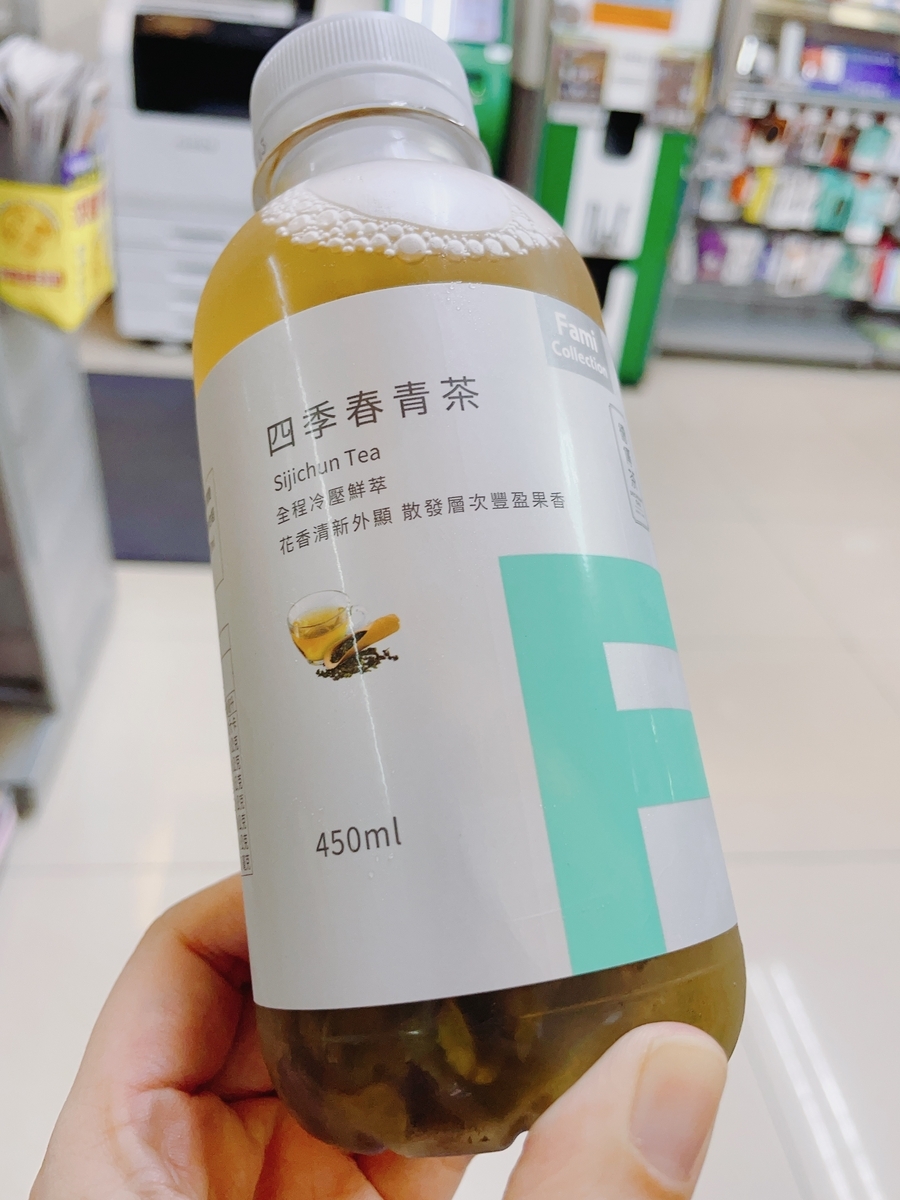 台湾のファミリーマートで売っている茶葉入りのお茶