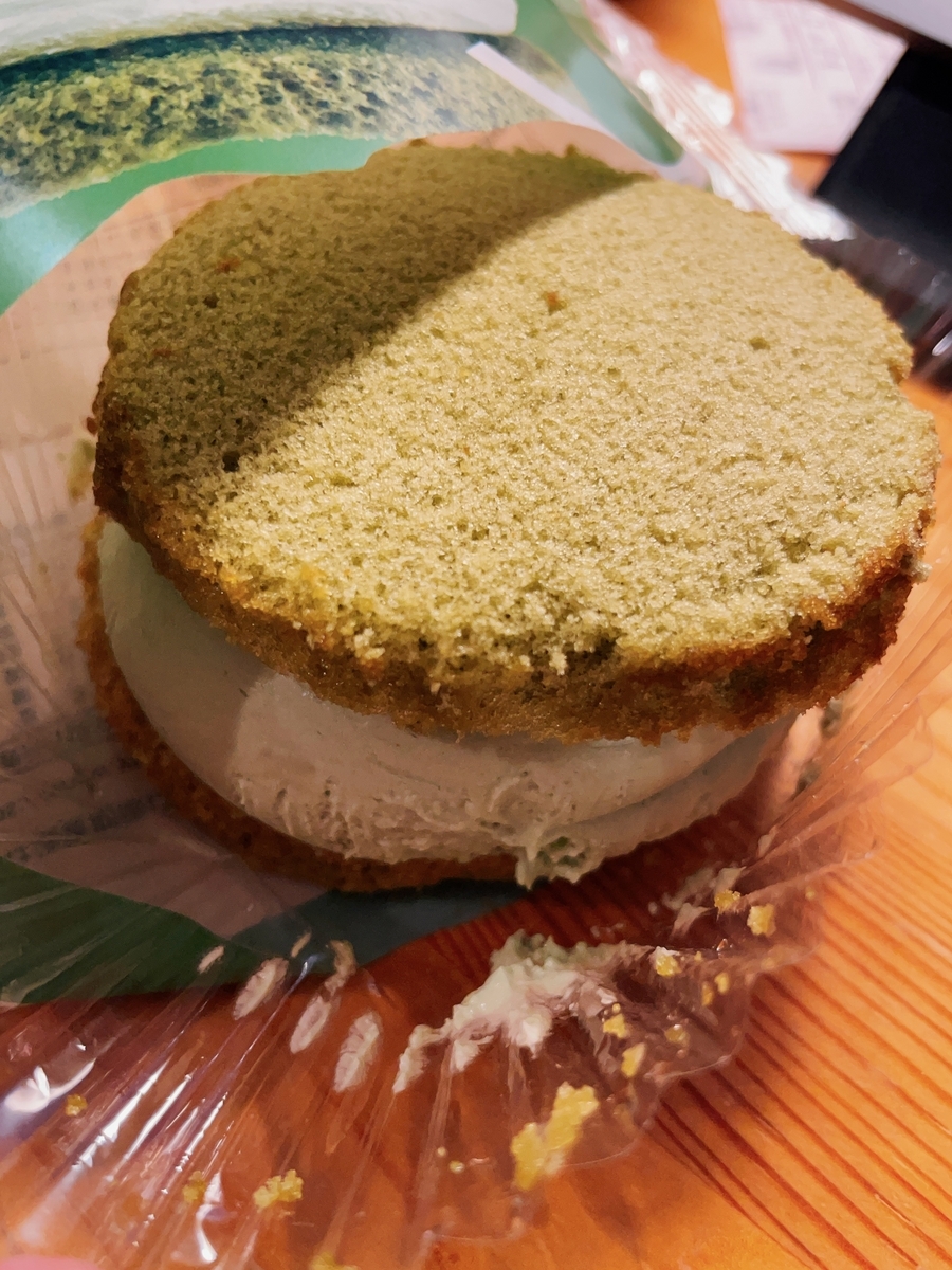 手のひらくらいのサイズがある抹茶クリームサンド