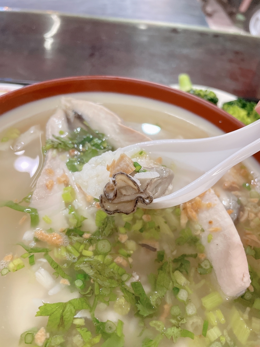 魚がまるっと入ったお粥。牡蠣も入っている