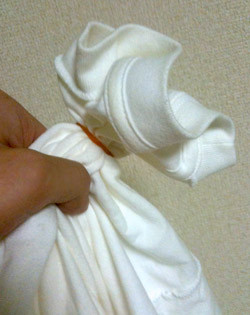 Tシャツの首に輪ゴム