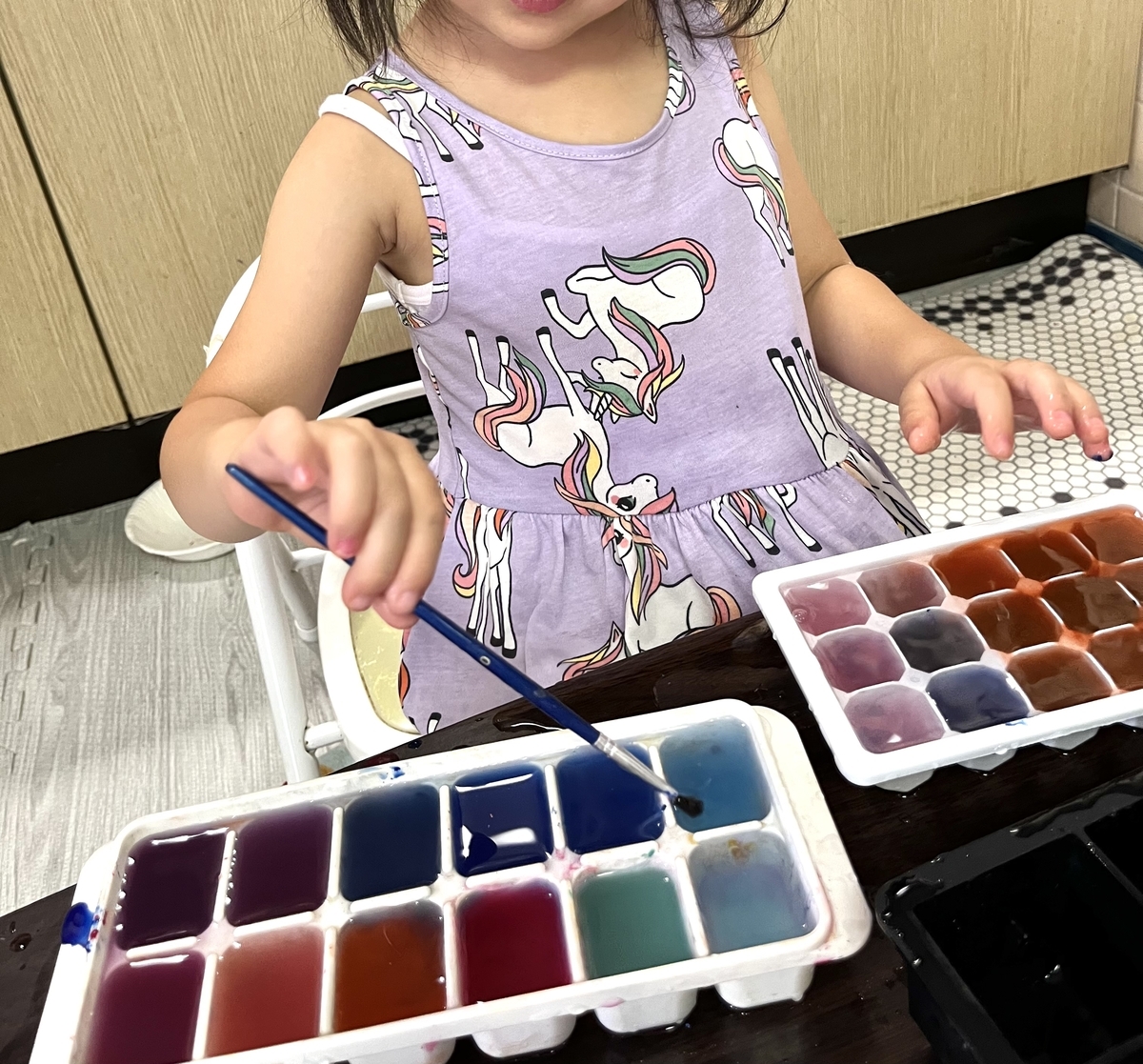 色を混ぜることを楽しむ3歳