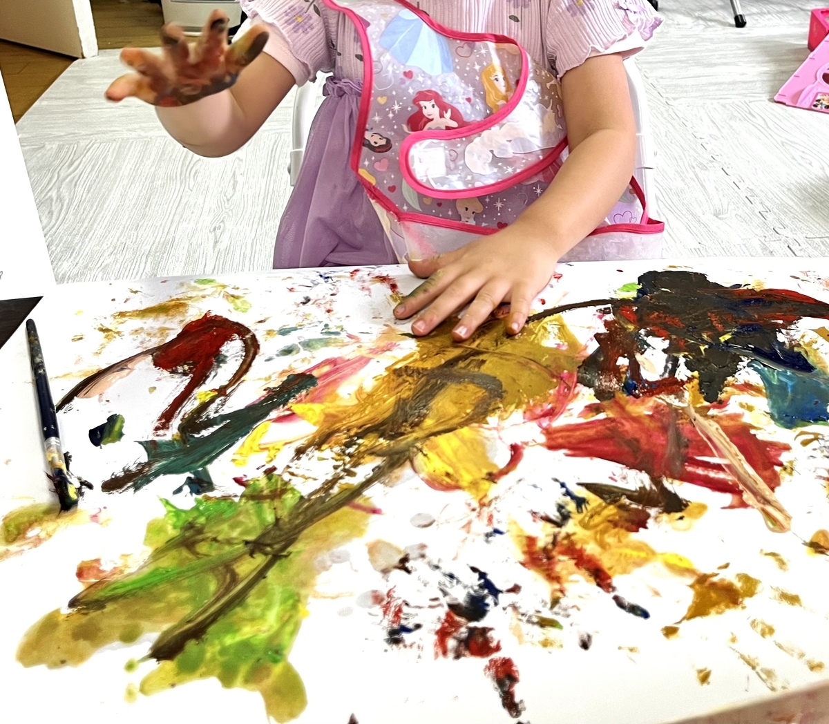 絵の具を楽しむ3歳