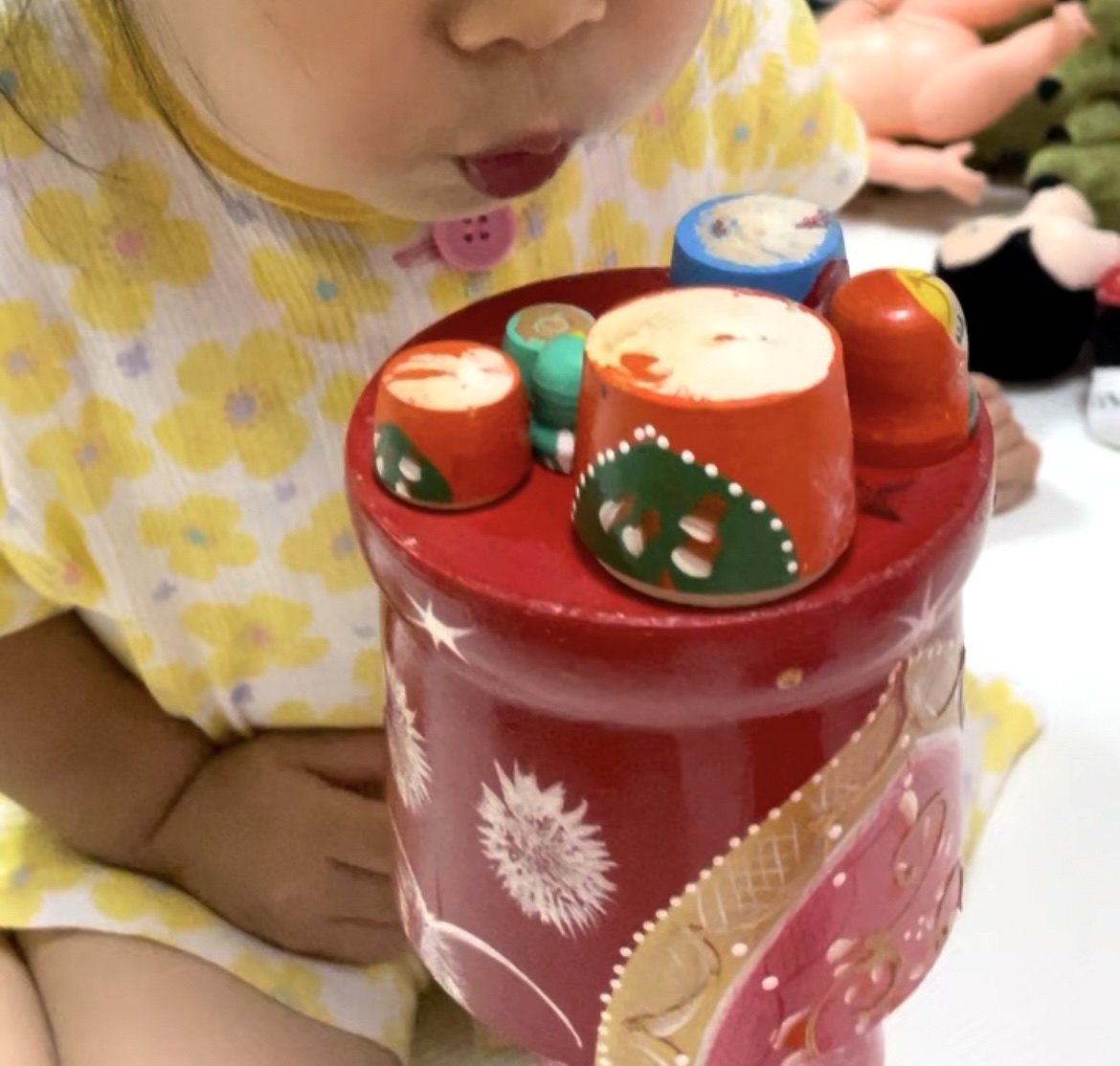 想像力・創造力を刺激   マトリョーシカはシンプルなデザインが多いので、子ども自身が自由に想像を広げて遊べます。  我が家では、「ごっこ遊び」や「かくれんぼ遊び」など、さまざまなストーリーを作って楽しんでいました。  足の指にはめていたことも・・     ２歳のプレゼント | マトリョーシカが最高の知育玩具に！
