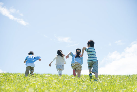 【保存版】入学祝いのお返し・お礼マナー｜金額相場やタイミング、お礼の文例も紹介