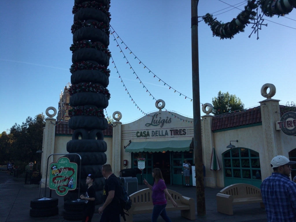 17 12 カーズランドに行こう カリフォルニアのカーズランドは自分が映画の世界に紛れ込んだみたいでした マックイーンと写真が撮れるのはここだけ 子連れでハワイとか マイルでhappytravel
