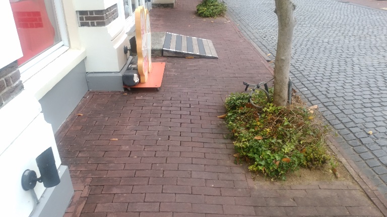 歩道 f:id:Happyrabbit:20171129232350j:plain