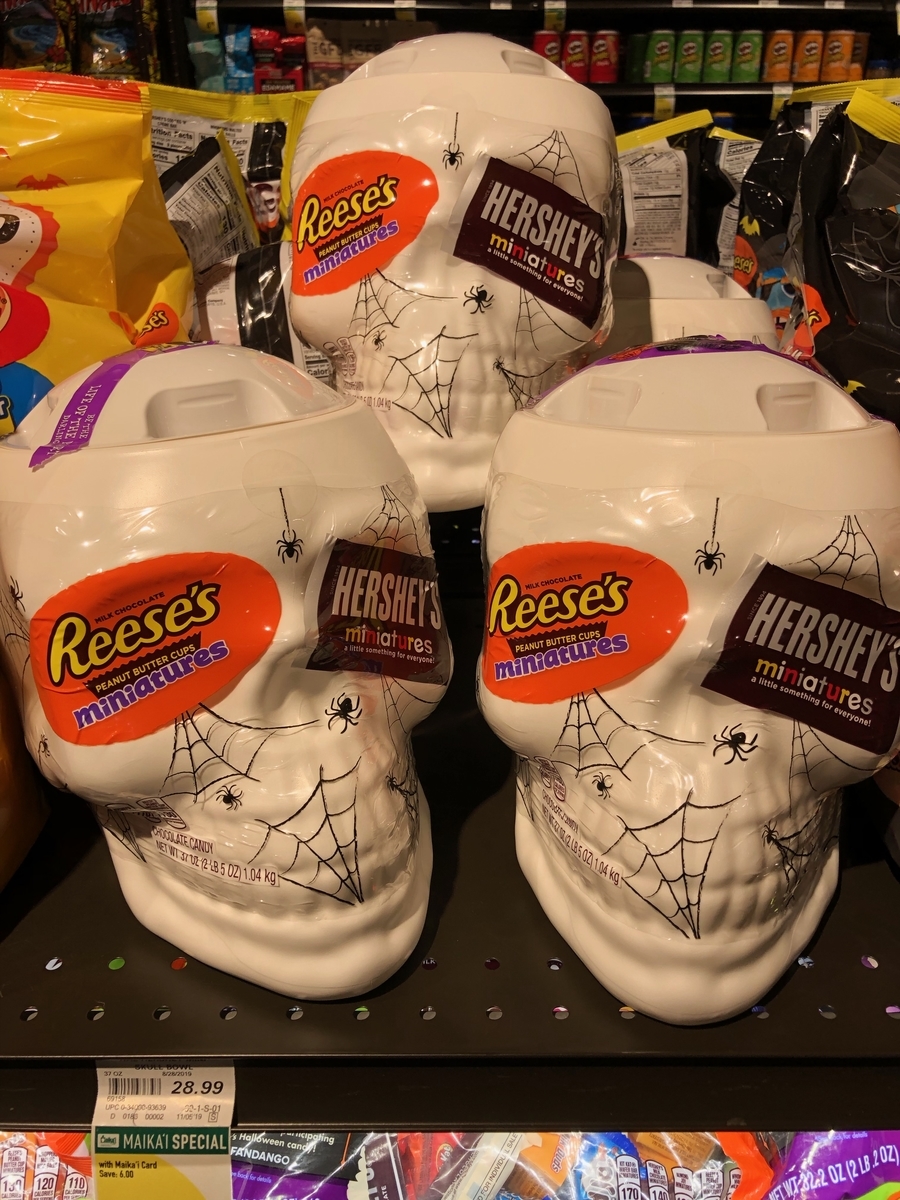 9月になるとハロウィンの準備のようです。骸骨の形をしたケースにチョコレートが入っているようです。