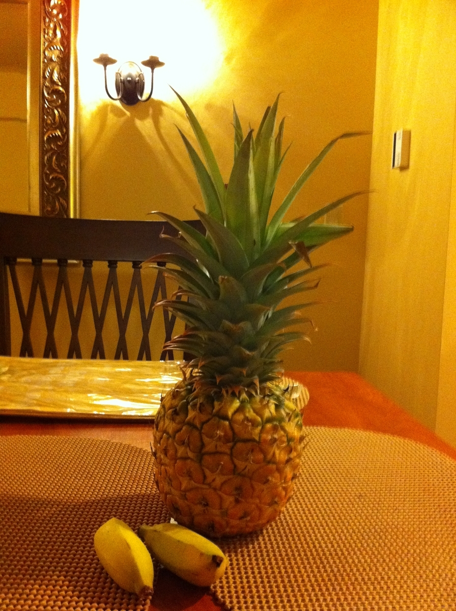 ハワイで買ったパイナップルとバナナ。日本より安く、甘くて美味しい。