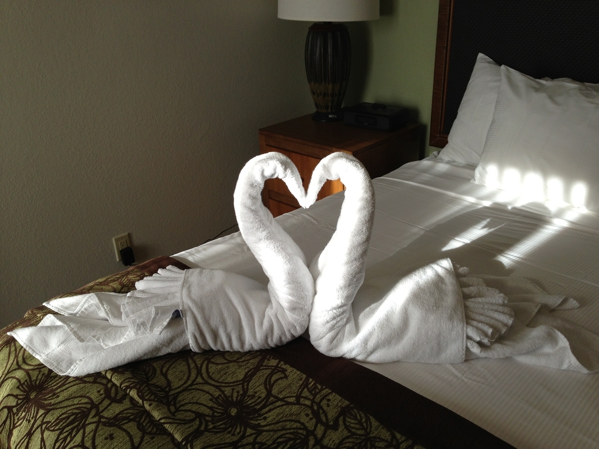 ベットメイキングで、タオルで作った「鳥」がハートマークを作っていて、ベットの上に置かれている。。