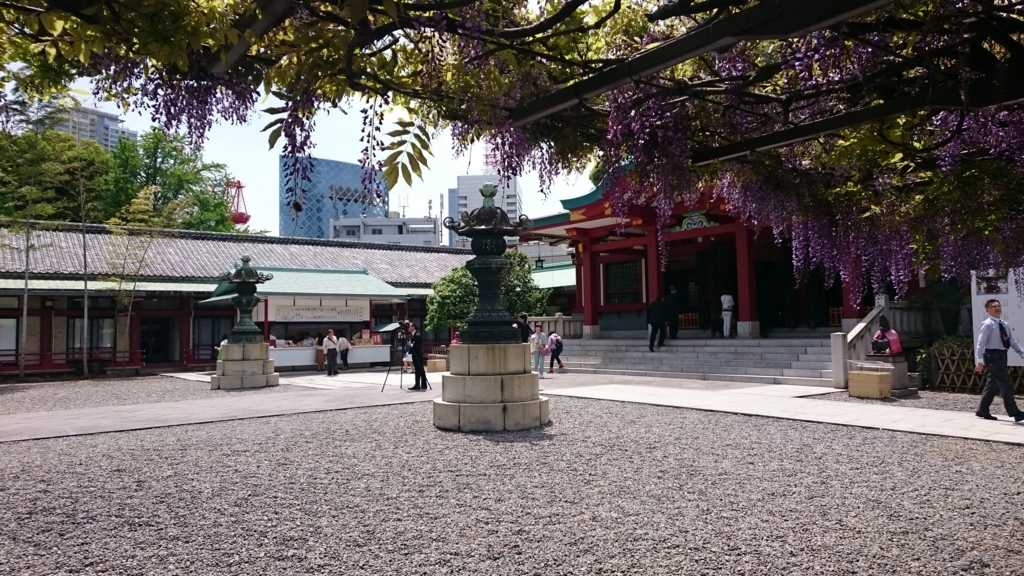 日枝神の藤と高層ビル