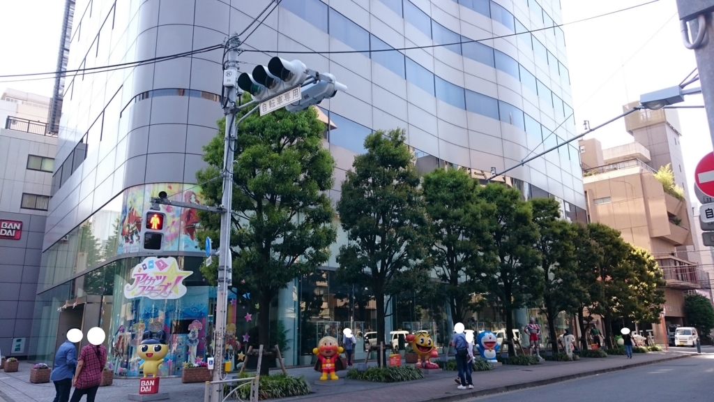 バンダイ本社前のドラえもんやたまごっち、ウルトラマンの人形