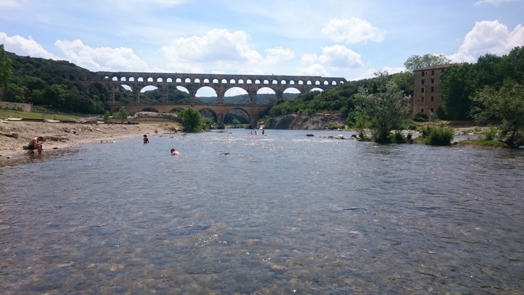 ローヌ川から見る水道橋